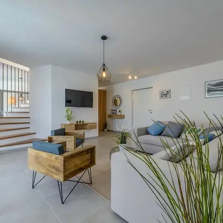 Marvela - Family 4 Bedroom * Maslinica