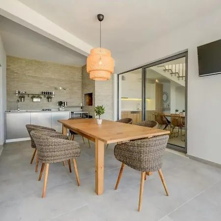Marvela - Family 4 Bedroom * Maslinica